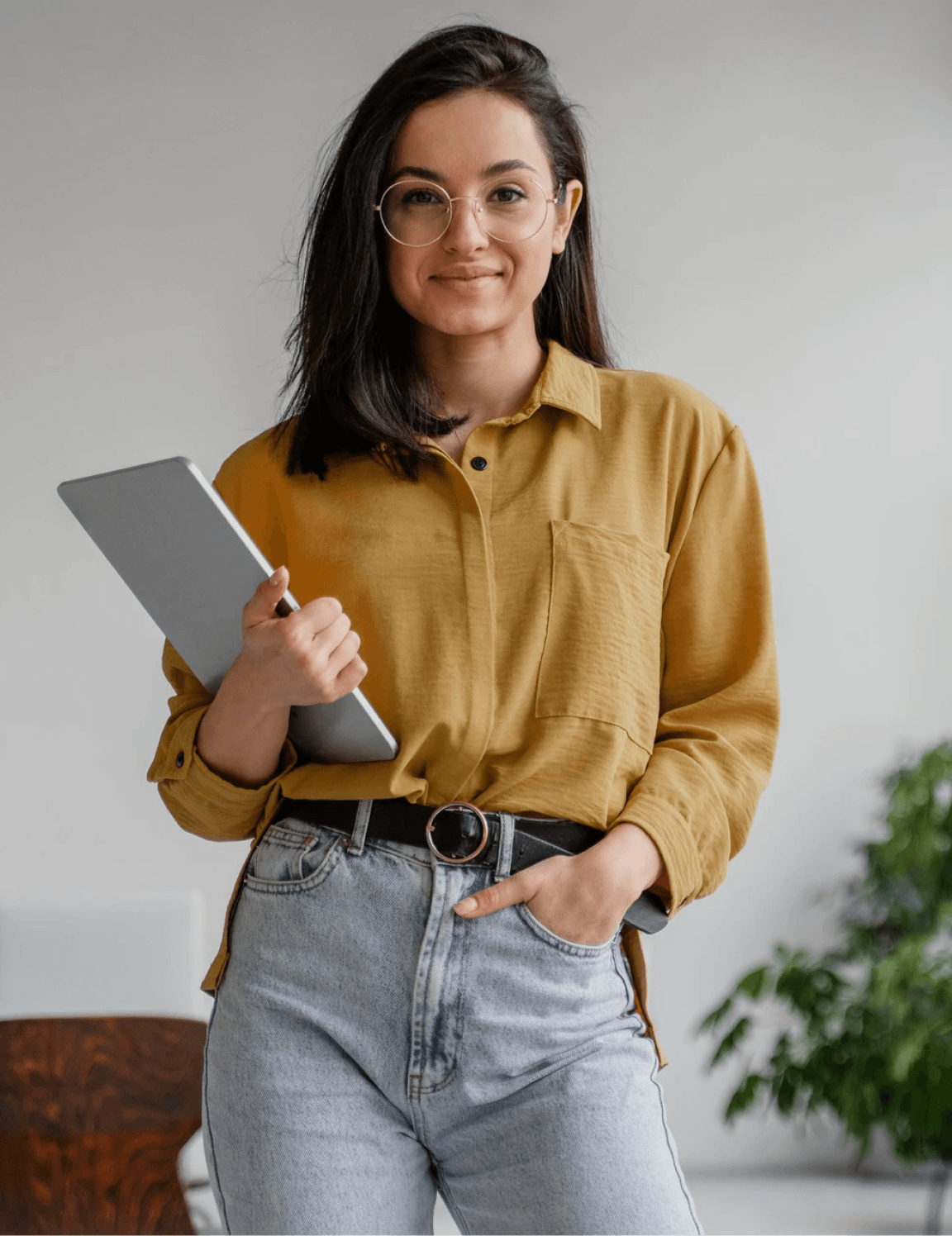 Mulher de óculos segurando caderno